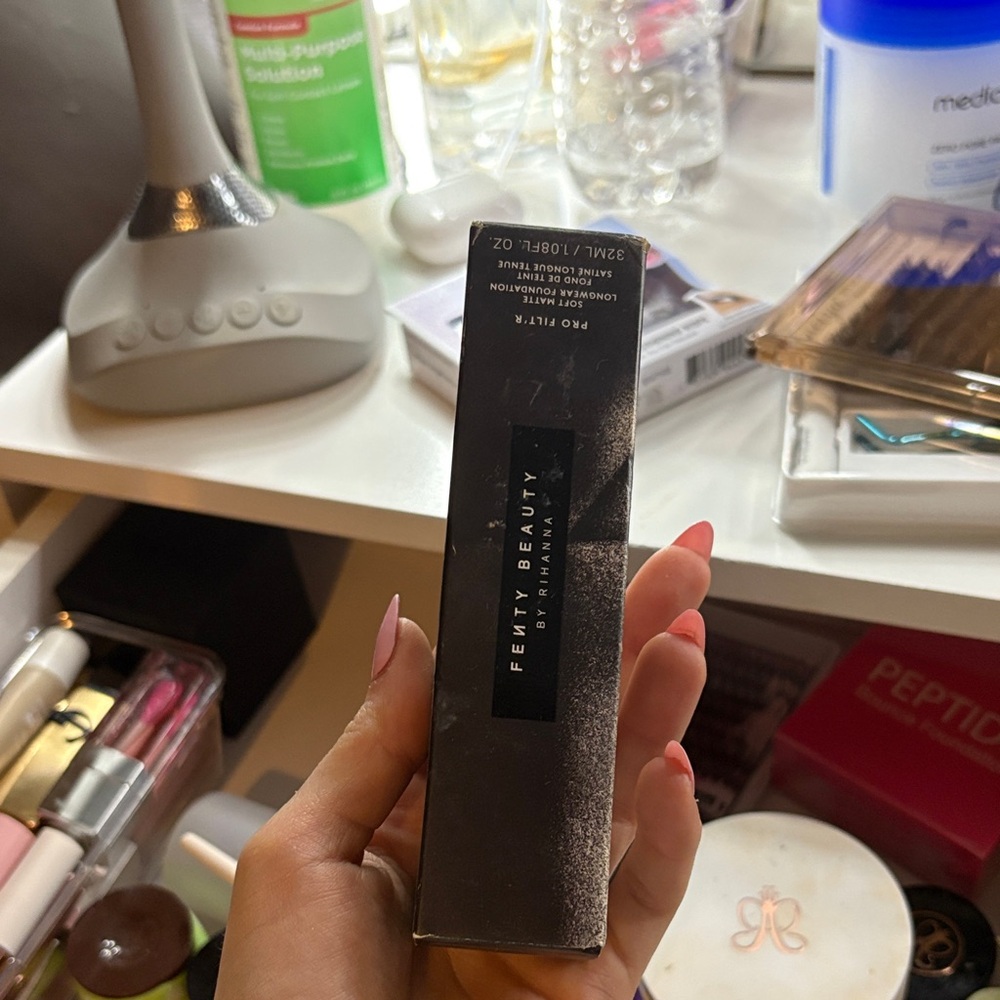Fenty Beauty Pro Filt'r Soft Matte Foundation in Black